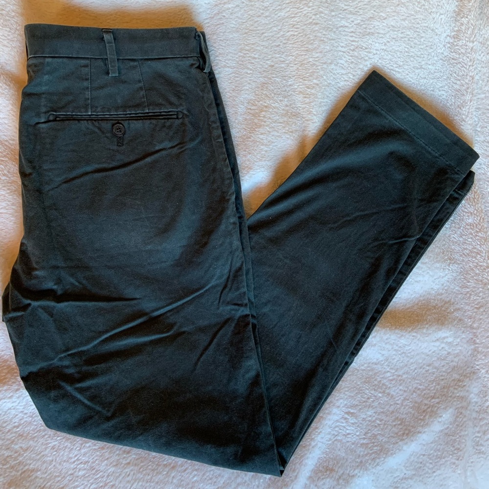 Uniqlo’s men’s chino 32x34 dark green